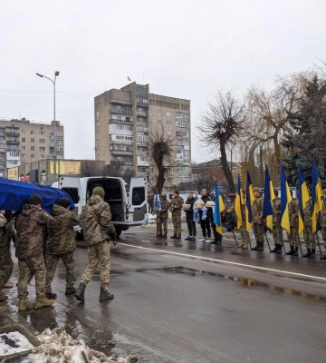 Поруч із його домовиною несли коровай: на Волині попрощалися з молодим Героєм Романом Грушевінчуком
