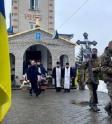 Довгих десять місяців вважався зниклим безвісти: «на щиті» на Волинь повернувся додому Герой Геннадій Абрамчук