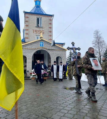 Довгих десять місяців вважався зниклим безвісти: «на щиті» на Волинь повернувся додому Герой Геннадій Абрамчук