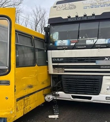 Біля Тернополя маршрутка зіткнулася із двома фурами