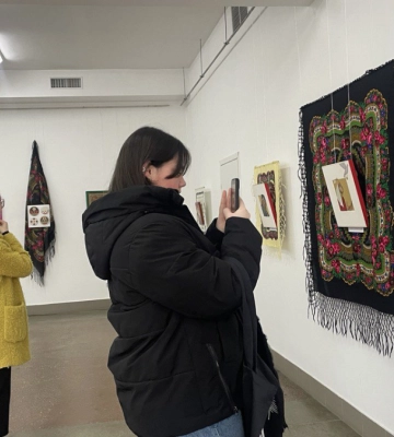 Хустка – як символ захисту. У Франківську відкрили виставку картин Ольги Мороз