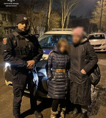 В Одесі патрульні шукали неповнолітню дівчину, а вона ночувала у друга