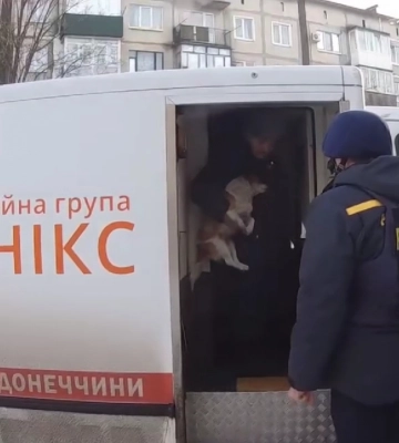 З Авдіївки евакуювали ще двох місцевих жителів із собакою