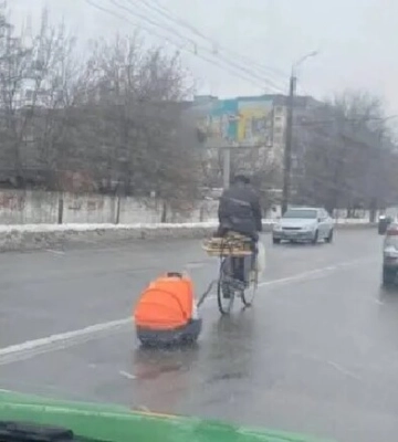 На вулицях Дніпра їздить чоловік з &quot;причепом&quot;