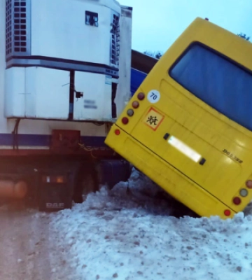 На Чернігівщині шкільний автобус потрапив у ДТП, є постраждалі
