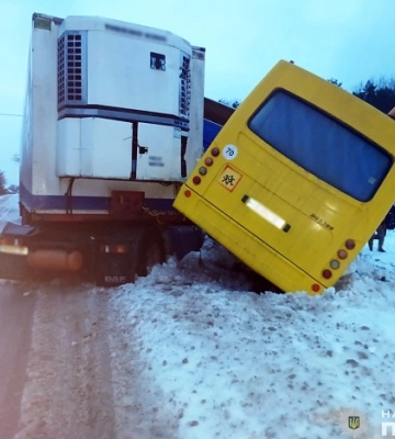 Под Черниговом произошло ДТП с участием школьного автобуса – есть пострадавшие