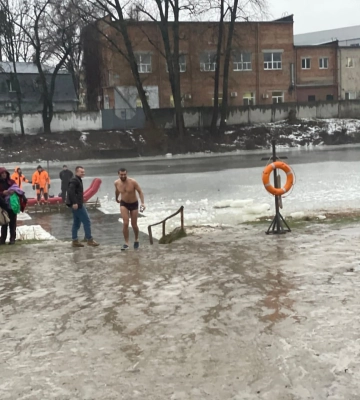 У Полтаві містяни, попри дощ, на Водохреща занурювалися у Ворсклу