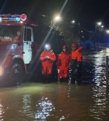 Люди сидят на крышах: села возле Севастополя ушли под воду из-за обильных ливней (фото, видео)