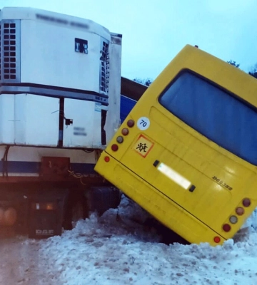 На Чернігівщині шкільний автобус потрапив у ДТП, є постраждалі