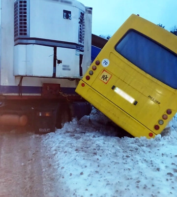 На Чернігівщині сталась ДТП між шкільним автобусом та вантажівкою. Є постраждалі