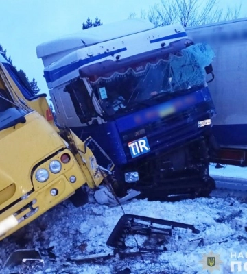 На Чернігівщині шкільний автобус потрапив у ДТП, є постраждалі