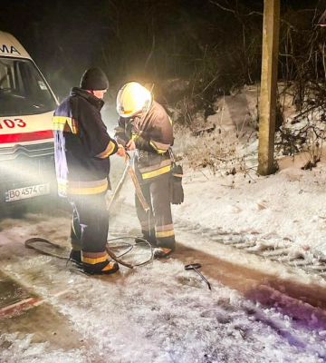 На Тернопільщині рятувальники витягували швидку та шкільний автобус зі снігових заметів