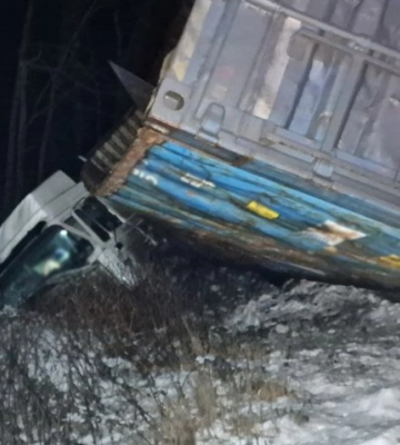 На Кіровоградщини вантажівка злетіла в кювет (ФОТОФАКТ)
