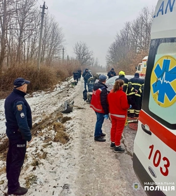 Аварія з постраждалими: на Одещині маршрутка злетіла з дороги після зіткнення з легковиком, - ФОТО