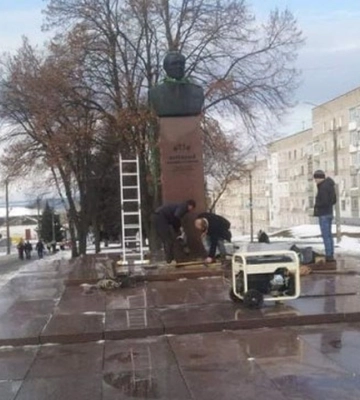 На Дніпропетровщині демонтували пам’ятник радянському діячу Щербицькому