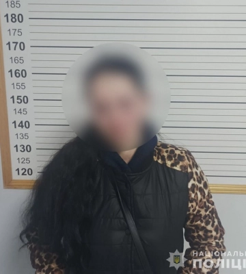 Поліцейські затримали 32-річну вінничанку, яка передала ув’язненому наркотики, заховані у продуктах