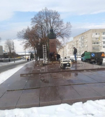 Посилював русифікацію та приховував аварію на ЧАЕС: на Дніпропетровщині демонтували пам&#039;ятник радянському діячу