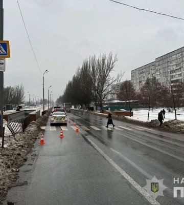 У Дніпрі автомобіль збив жінку на пішохідному переході та поїхав з місця ДТП