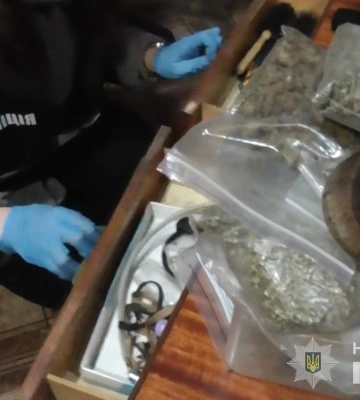 На Ромещині слідчі поліції оголосили про підозру наркозбувачу