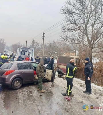 На Одещині легковик зіштовхнувся з автобусом