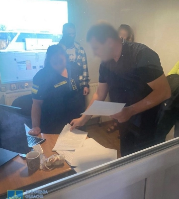 Митна інспекторка вимагала у громадян «винагороду» за уникнення процедури декларування