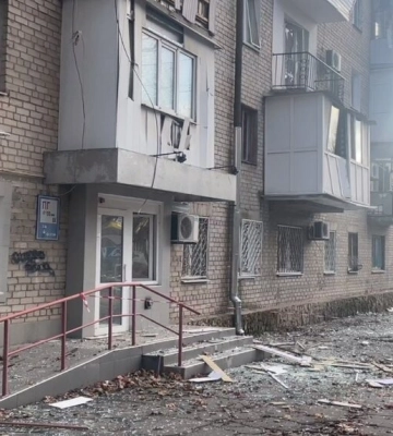 Оккупанты атаковали коммунальщиков и обстреляли жилые дома в Херсоне – последствия ударов