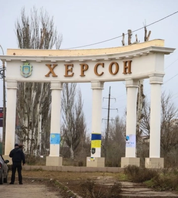 Российские захватчики ударили по жилым домам в одном из районов в Херсоне: ранен подросток, погибла 50-летняя женщина