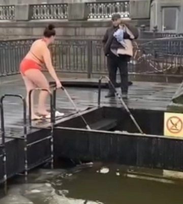 У Дніпрі люди занурювались у воду відзначаючи Водохреща “за старим стилем”