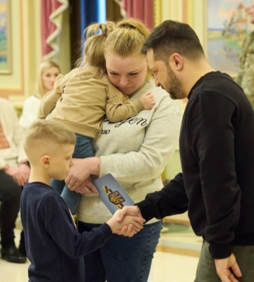 Сім’я переїхала на Волинь: президент вручив сертифікат на квартиру рідним Героя України Максима Стрижака