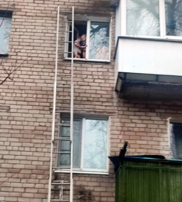 У Павлограді врятували двох малюків, які стояли на підвіконні третього поверху