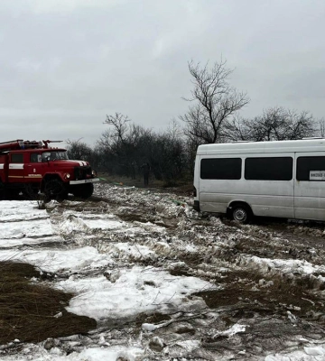 Багнюка замінила сніг. Рятувальники витягнули рейсовий автобус
