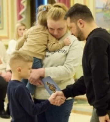 Президент вручив сертифікат на квартиру рідним Героя України Максима Стрижака з Нововолинська | Новини Нововолинська