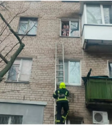 В Павлограді рятувальники зняли з підвіконня квартири двох малолітніх дітей
