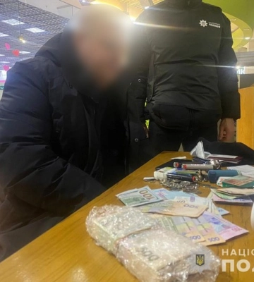 Майже ₴170 тис. хабаря за дозвіл на розміщення об’єктів пересувної торгівлі: у Києві викрили посадовця КП КМДА