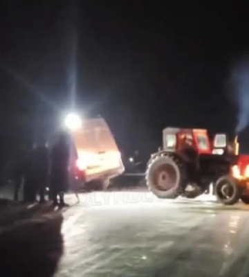 У Луцькому районі бус злетів у кювет - довелося залучати трактори