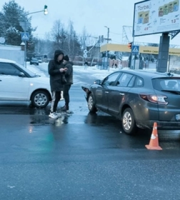 У Луцьку п&#039;яний на «шкоді» проїхав на червоне й врізався в «рено» 