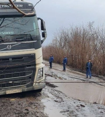 Под Мелитополем в глубокой яме на грунтовке застрял 50-тонный грузовик 