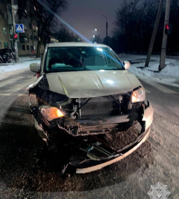 У Черкасах водій автобуса поїхав на червоний і зіткнувся з автомобілем