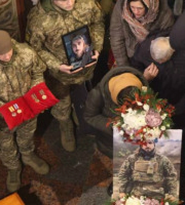 У Києві під звуки повітряної тривоги попрощалися з загиблим на фронті поетом Кривцовим. Фото і відео