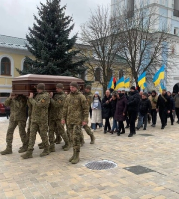 У Києві під звуки повітряної тривоги попрощалися з загиблим на фронті поетом Кривцовим. Фото і відео