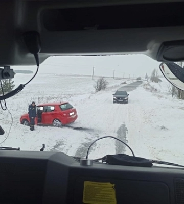 В салоні була дитина: на Волині водійка Skoda потрапила в сніговий замет