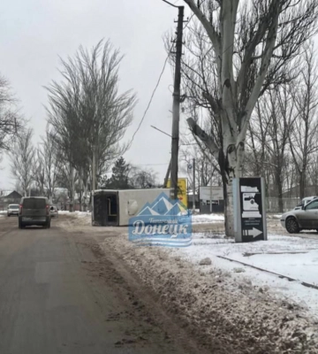 В окупованому Донецьку перекинувся автобус з пасажирами всередині