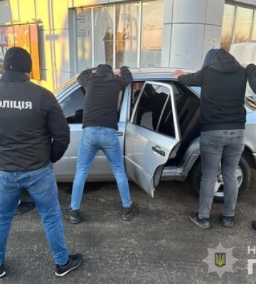 До Європи за сім тисяч доларів: закарпатські поліцейські заблокували нелегальний канал перетину кордону. ФОТОрепортаж