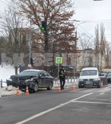 ДТП під світлофором: у Луцьку зіткнулися «лексус» і «фольксваген» 