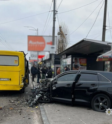 На столичній Борщагівці сталася ДТП біля зупинки громадського транспорту: загинув перехожий