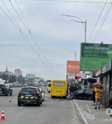 У Києві Toyota врізалася в Mercedes та автобус: загинув чоловік на зупинці