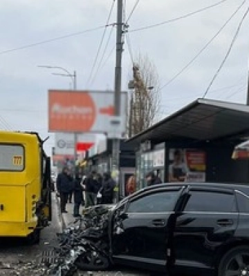 В Киеве автомобиль влетел в остановку: подробности смертельного ДТП