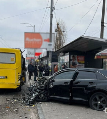 Авто вилетіло на зупинку в Києві: загинув чоловік, який чекав на громадський транспорт
