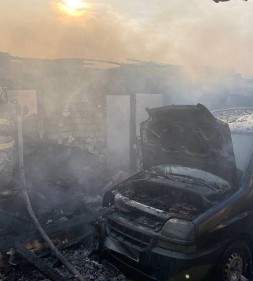 Біля Рівного була чимала пожежа — згоріли авто та будівля (ФОТО)