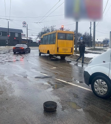 У Сумах у маршрутки на ходу відпало колесо: пошкодило дві автівки